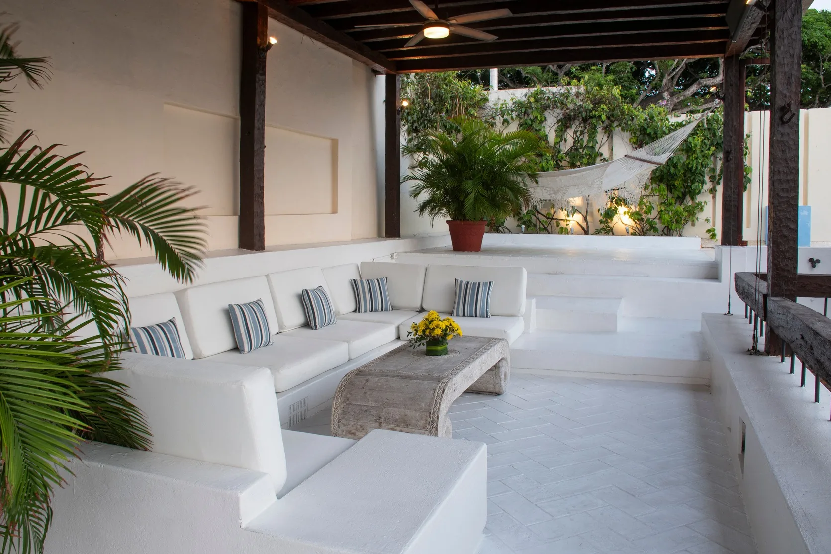 03-casa-fernandez-rooftop-lounge-overlooking-the-pool