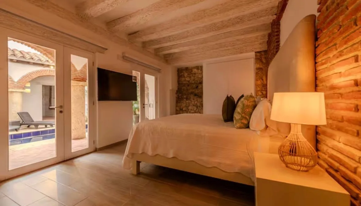 06-casa-bovedas-de-santana-en-suite-bathroom-with-freestanding-tub
