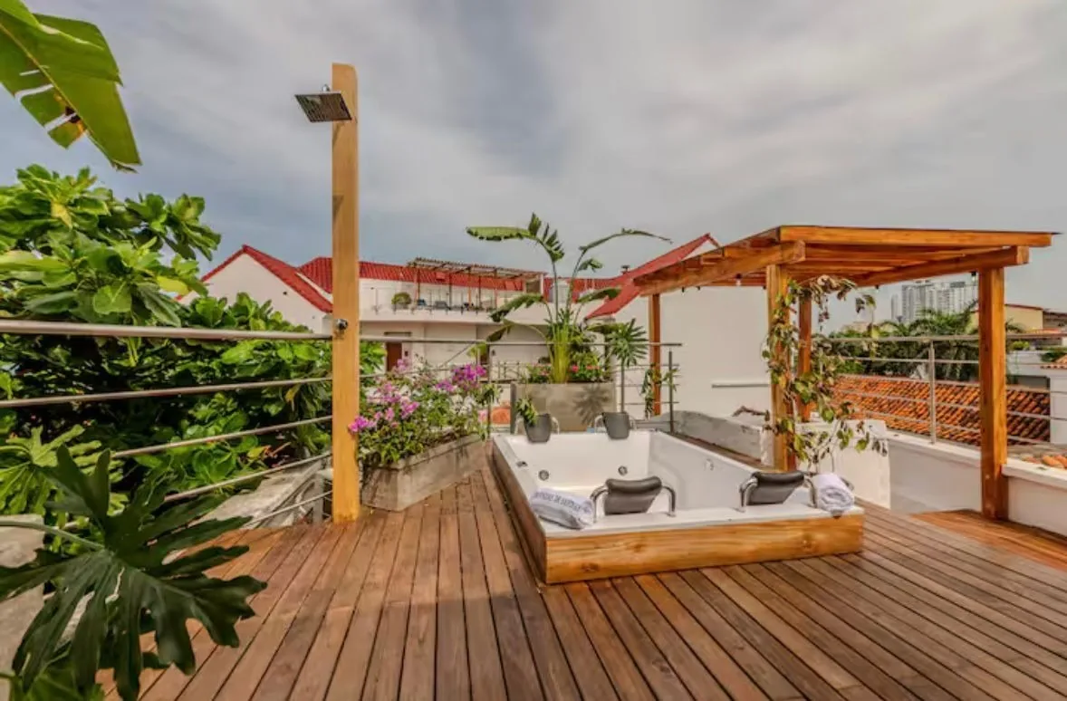 08-casa-bovedas-de-santana-rooftop-jacuzzi-and-tropical-landscaping